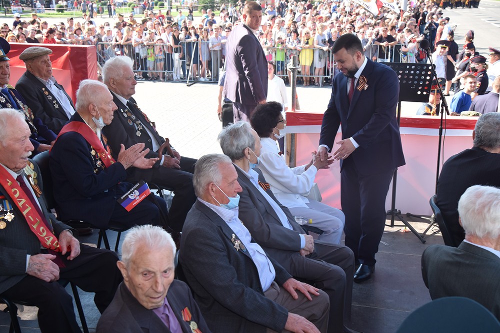 Глава ДНР Денис Пушилин вручил юбилейные медали ветеранам Великой Отечественной войны