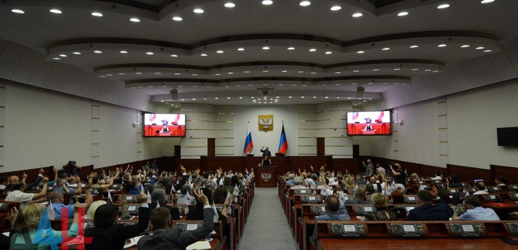Парламент ДНР решил отметить свыше 50 медработников и коллективов больниц за борьбу с COVID-19