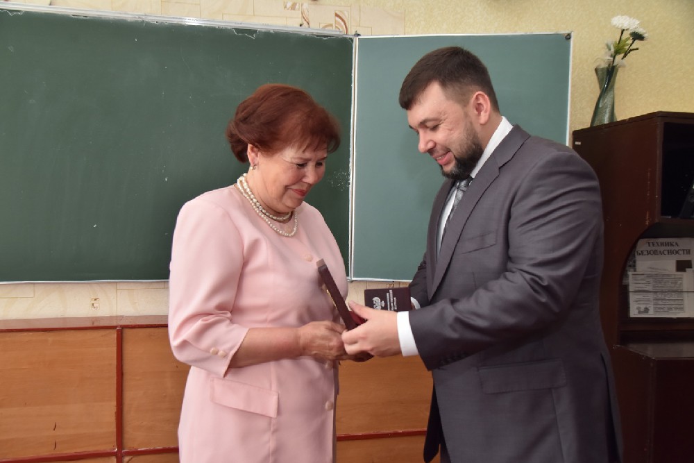 Глава ДНР Денис Пушилин вручил государственную награду преподавателю макеевской школы