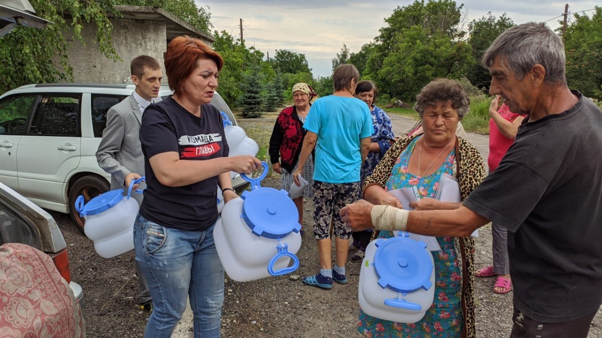 Общественники оказали гуманитарную помощь жителям Ясиноватского района