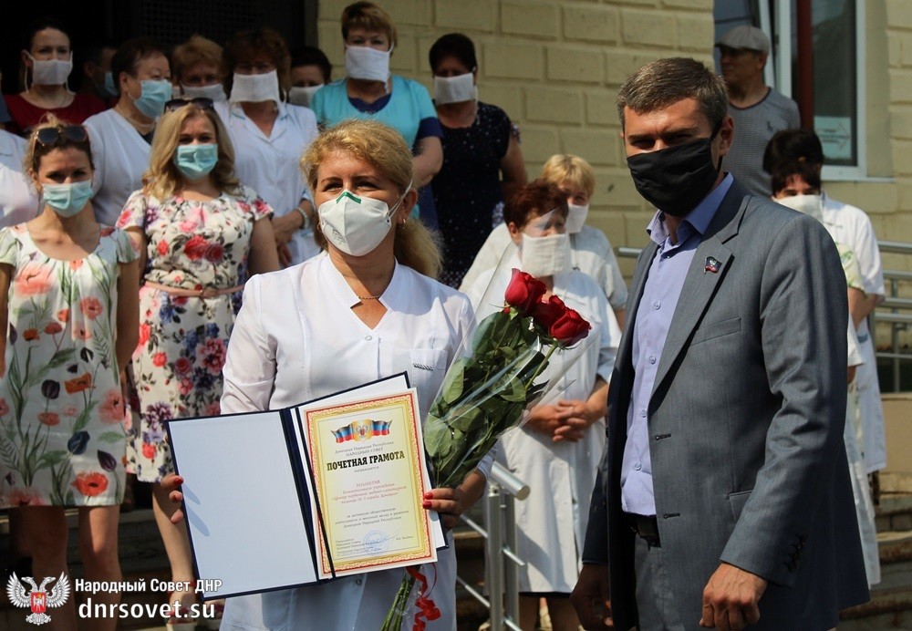 Депутаты вручили почетные грамоты Народного Совета медикам Республики