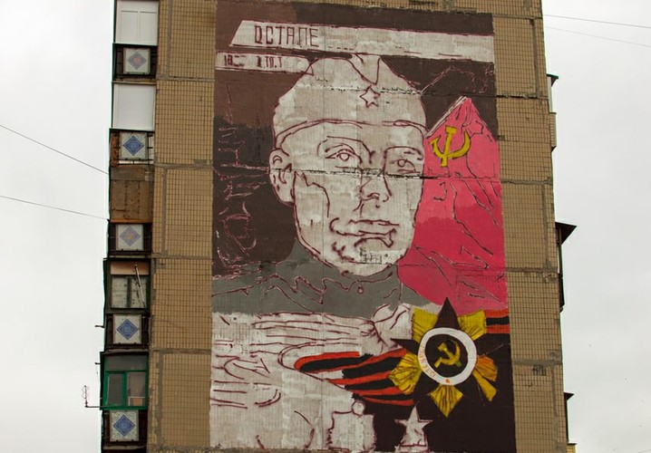В Горловке продолжаются работы по нанесению изображения капитана Остапенко на фасаде многоэтажного дома