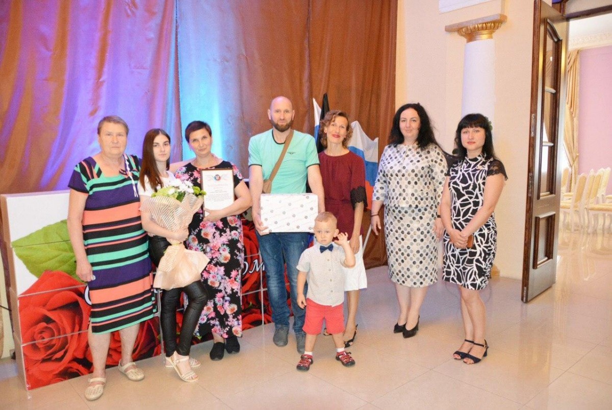 Труженики родного города: В Харцызске поздравили династии металлургов