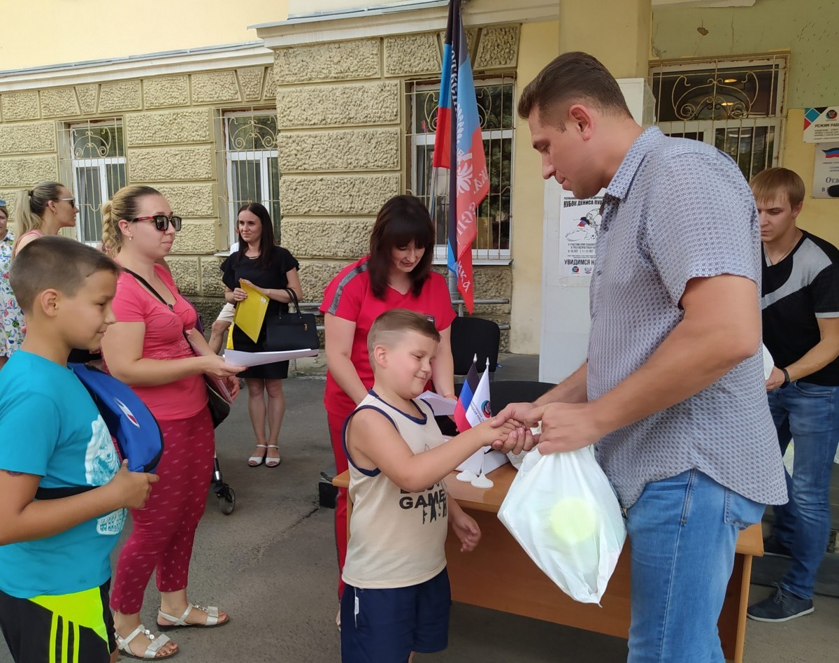 К школе готовы: общественники передали канцелярию детям Новоазовского района и Докучаевска