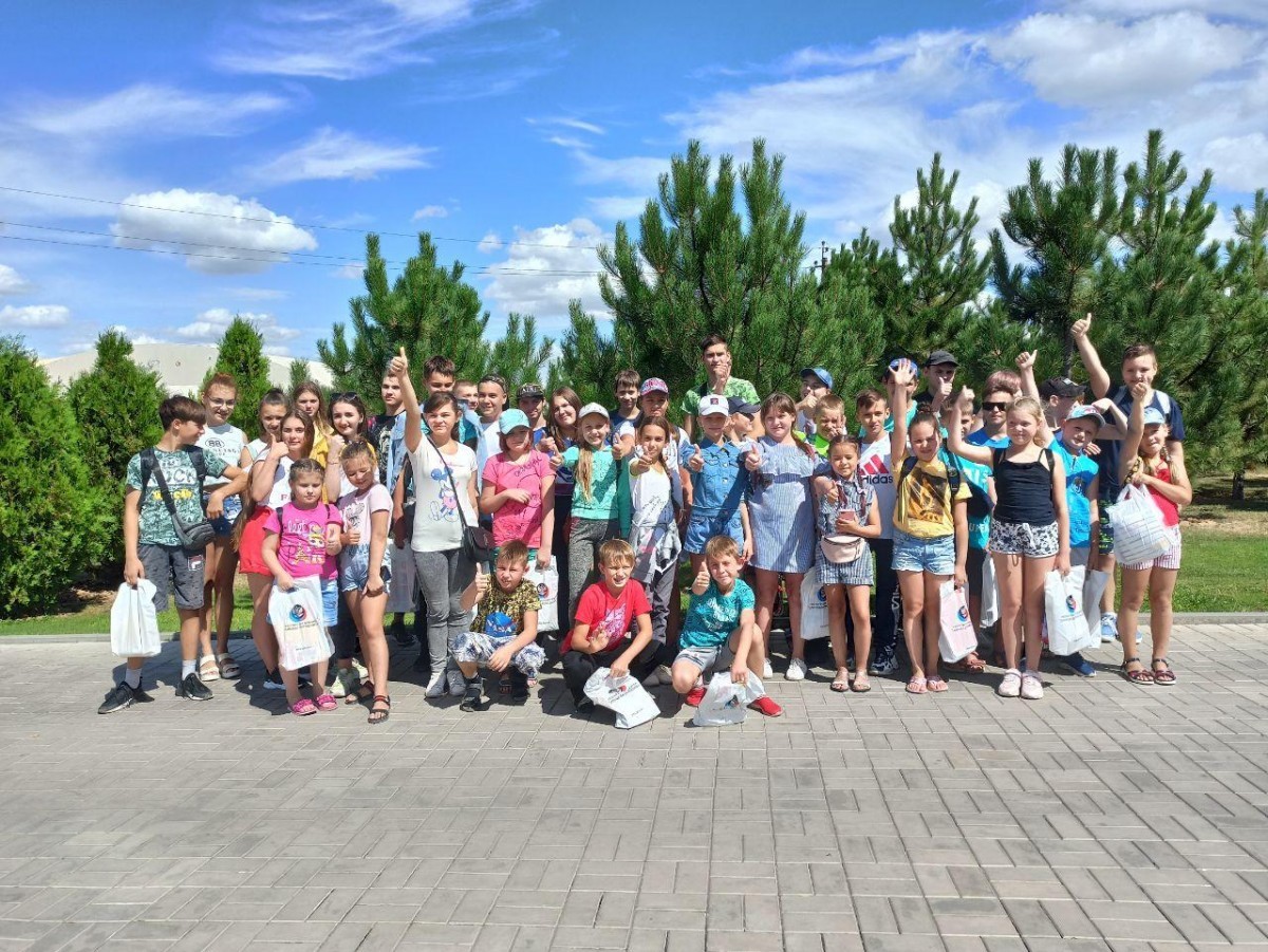 Дети макеевских горняков отдохнули в пикник-парке «Роща» и побывали в Старобешевском зоопарке