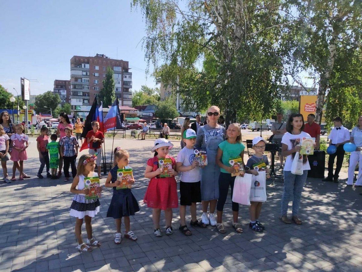 Жителей и гостей Буденновского района поздравили с Днем города и Днем шахтера