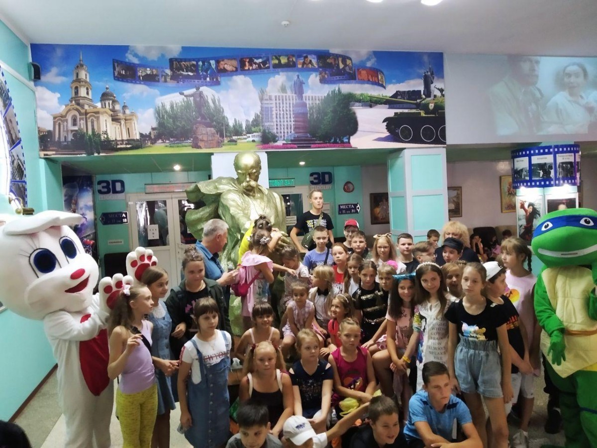 Дети из прифронтовых районов отметили последний день лета в зоопарке и кинотеатре