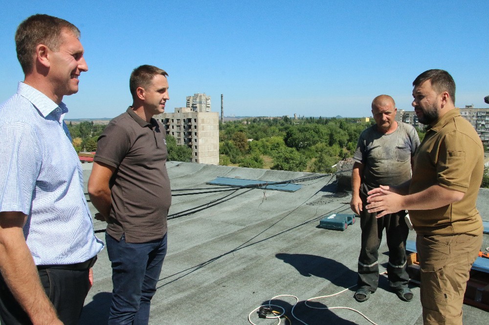 27 лет не ремонтировалась крыша: Денис Пушилин ознакомился с ходом ремонта кровли одного из жилых домов в Шахтерске