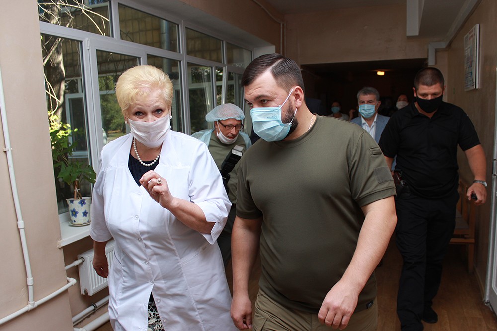 «Район должен оживать!»: Денис Пушилин посетил больницу в прифронтовом поселке Октябрьском