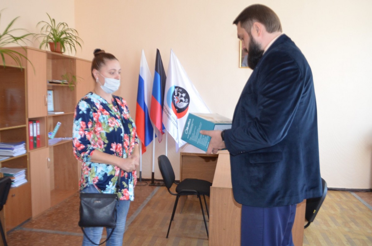 Общественники передали помощь жителям Дебальцево
