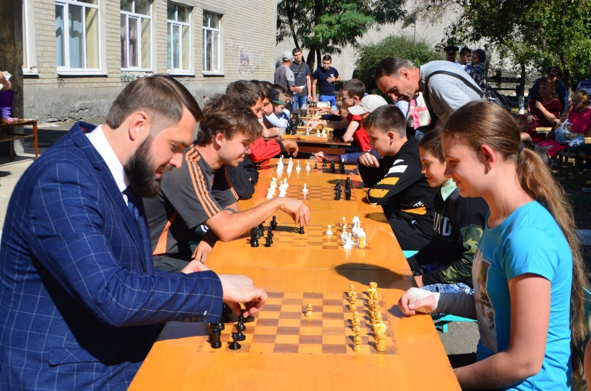 Соревнования умов: в честь Дня города в Дебальцево провели открытый турнир по шахматам