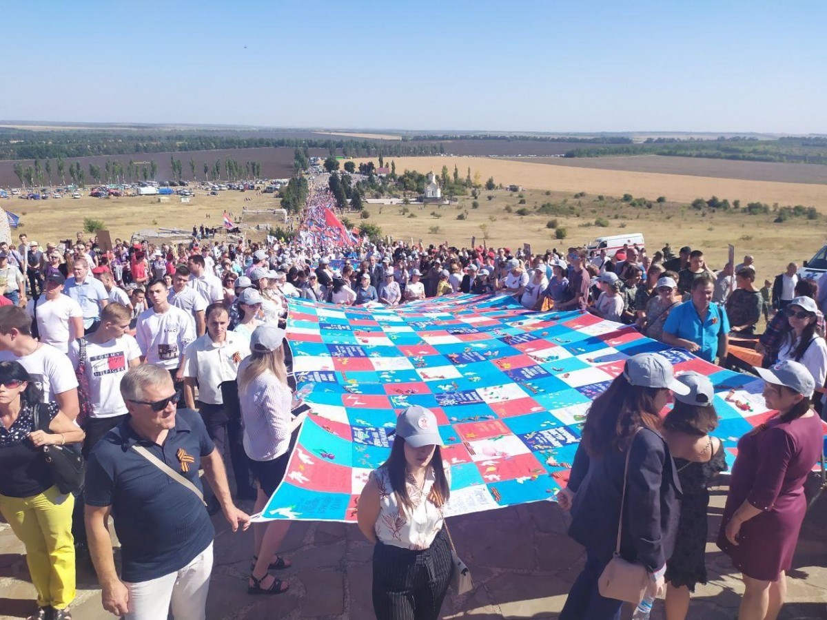 В память о героизме участников ВОВ на Саур-Могиле прошла акция «Солдатский платок»
