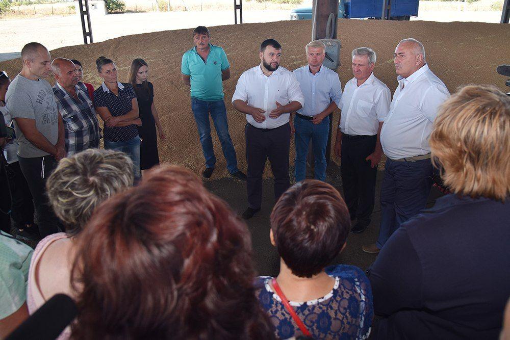 Денис Пушилин посетил одно из ведущих сельхозпредприятий в Старобешевском районе и пообщался с рабочим коллективом