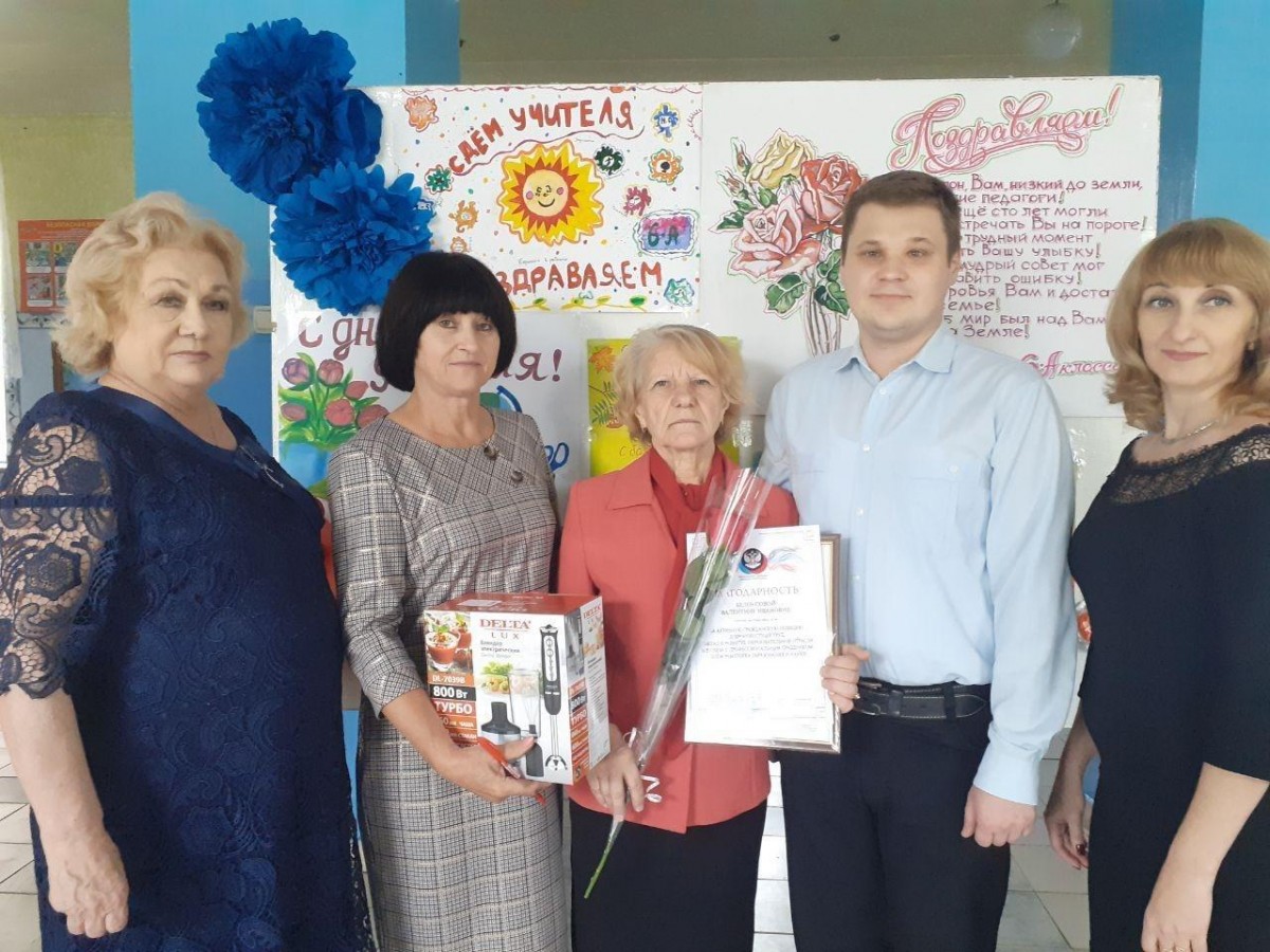 Активисты ОД «ДР» поздравили учителей в Харцызске с профессиональным праздником