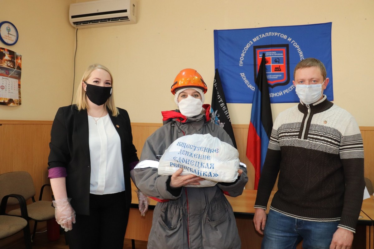 Активисты ОД «ДР» поздравили металлургов с новогодними праздниками
