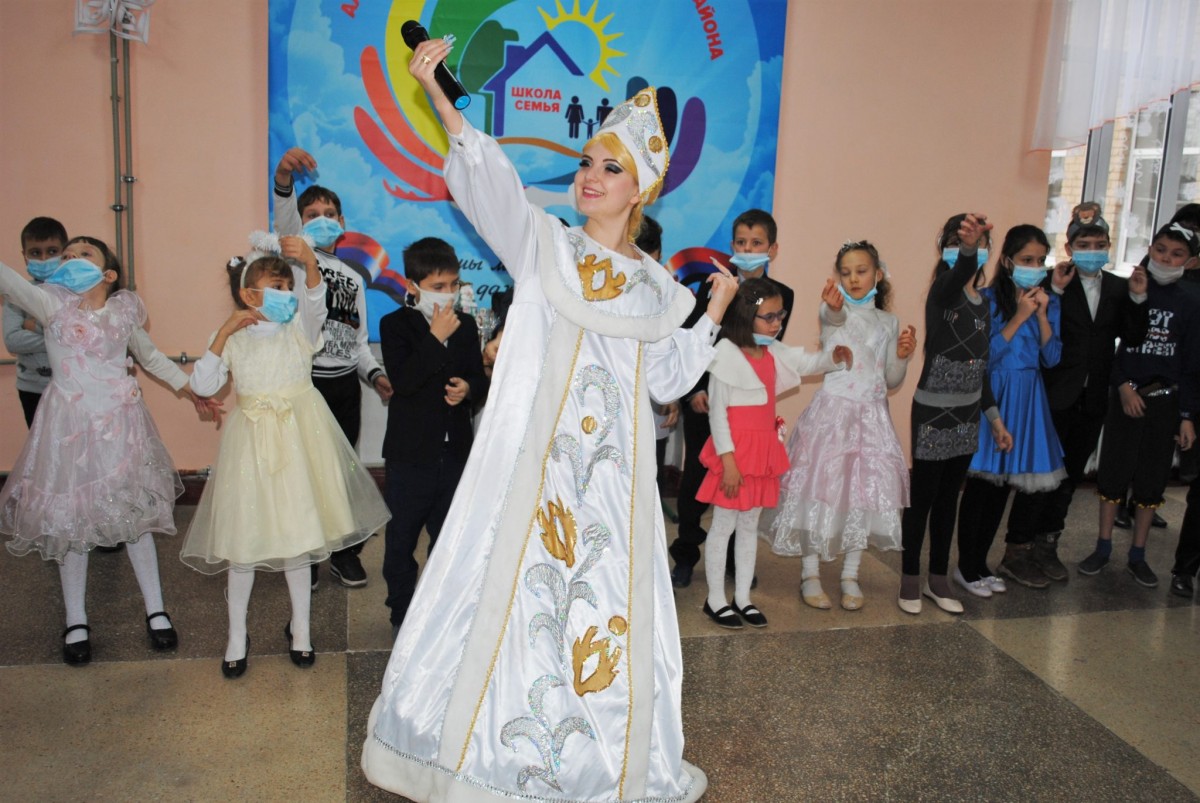 Праздник и сладости для детей прифронтовой Александровки