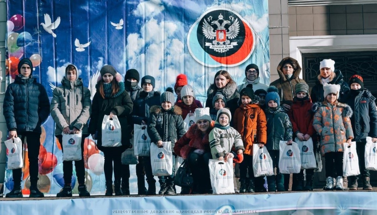 Дети погибших военнослужащих ДНР посетили новогоднее представление