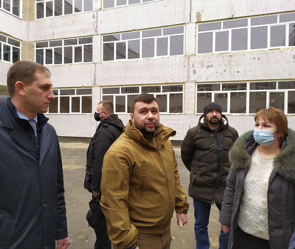 «Нужно делать невозможное»: Денис Пушилин проинспектировал восстановление объектов соцсферы в Шахтерске