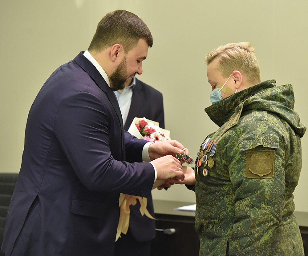 Денис Пушилин вручил ключи от квартир семьям защитников Республики