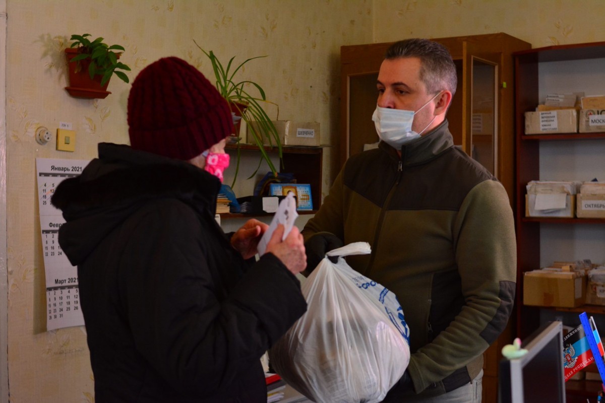Общественники оказали помощь жителям прифронтовых Петровского и Ленинского районов Донецка