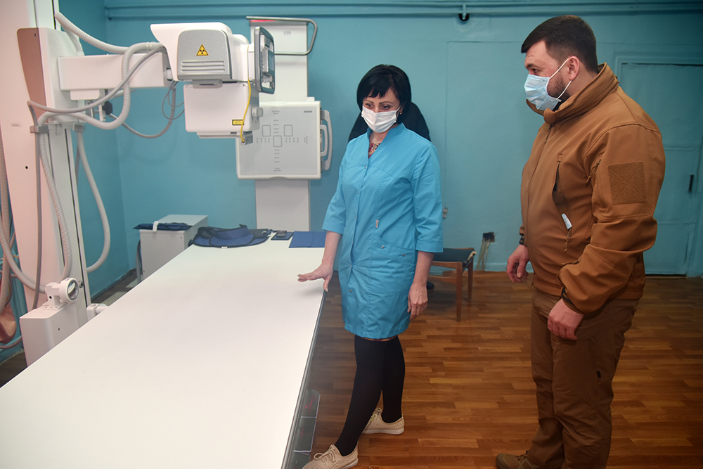 Денис Пушилин ознакомился с работой нового оборудования в Центральной районной больнице Тельмановского района