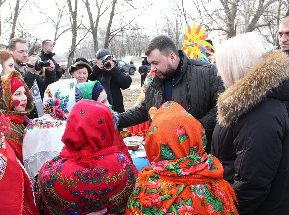 Денис Пушилин принял участие в масленичных гуляньях в селе Дмитровка и пообщался с местными жителями