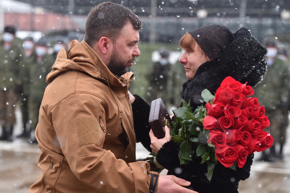 Денис Пушилин передал государственные награды семьям погибших военнослужащих
