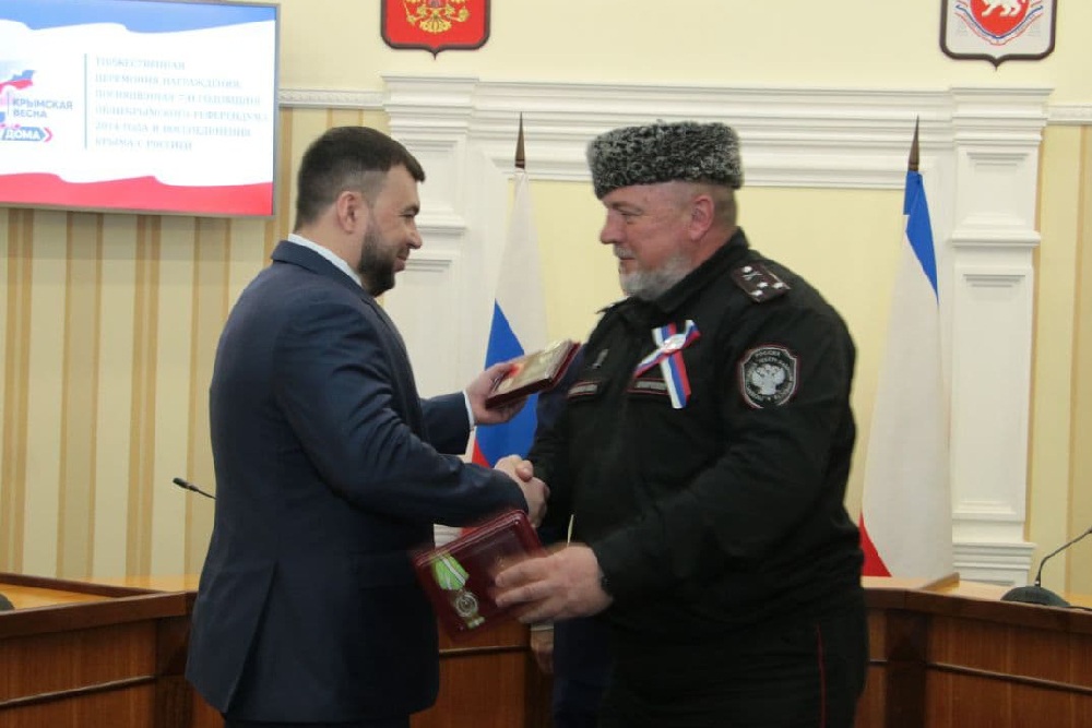 Денис Пушилин вручил медали «За отвагу» членам добровольческого отряда «Крым»