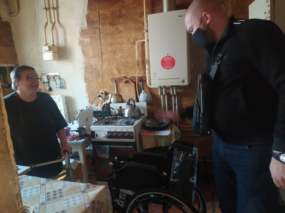 Жителям Горловки передали инвалидные коляски