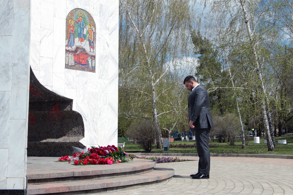 Денис Пушилин возложил цветы к памятнику ликвидаторам аварии на ЧАЭС
