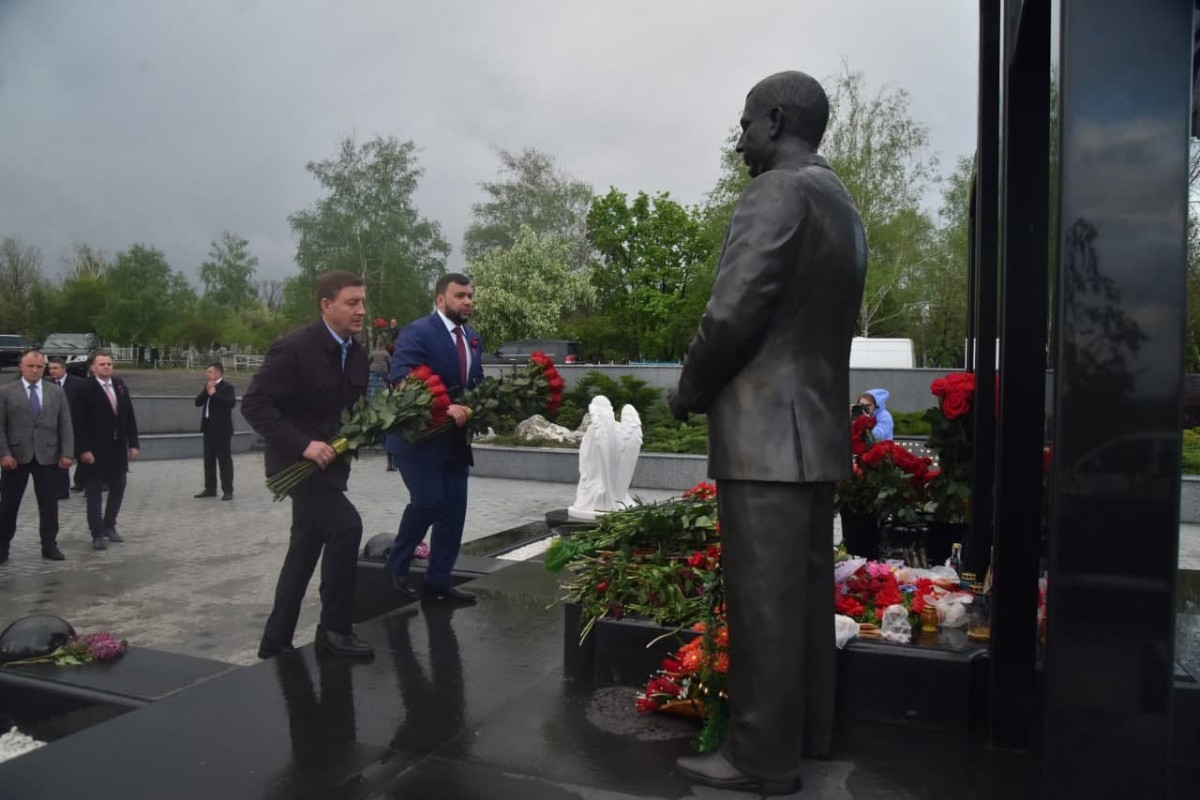Денис Пушилин и представители ряда дружественных государств почтили память Александра Захарченко