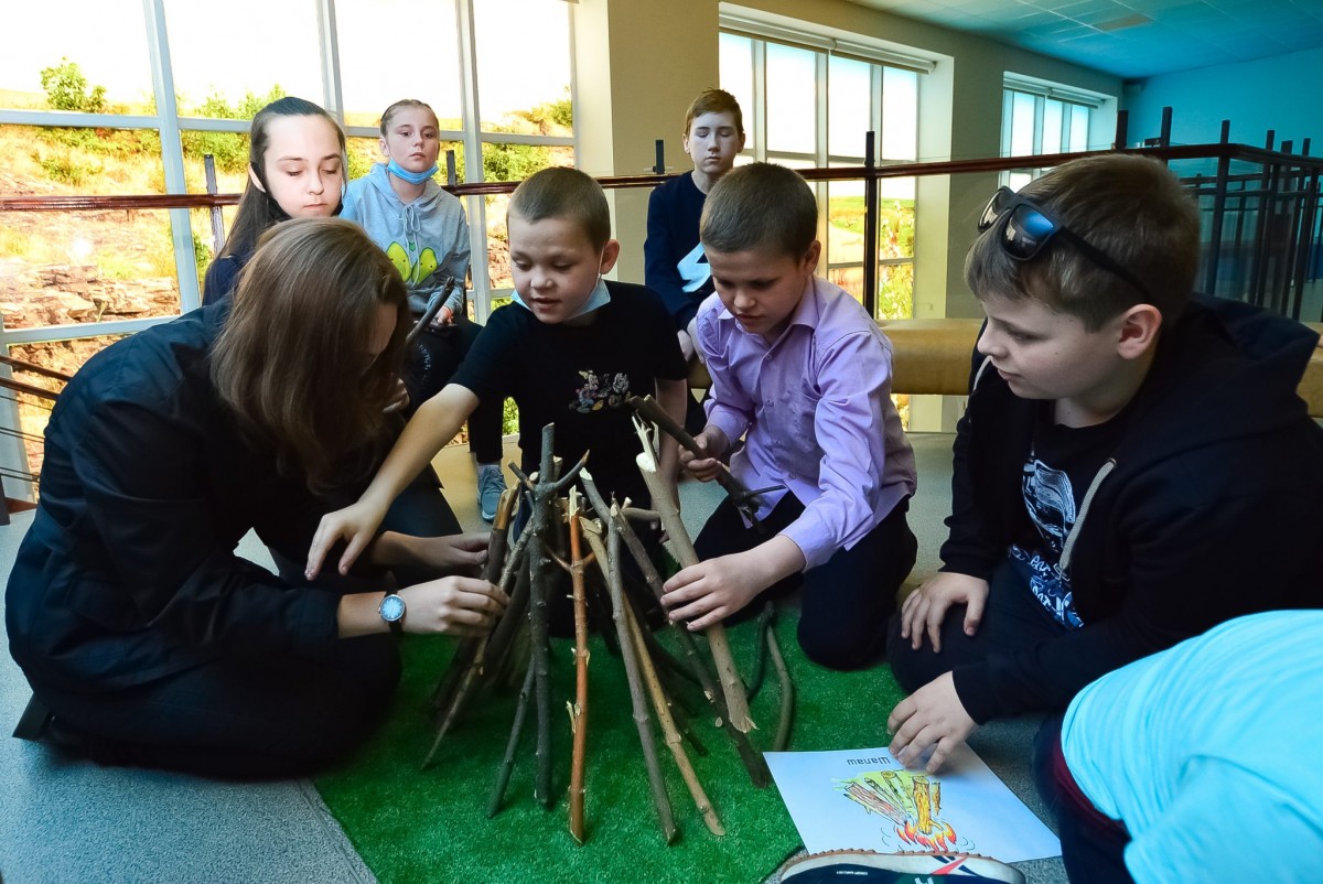 Дети военнослужащих и прифронтовых районов посетили Донецкий республиканский краеведческий музей