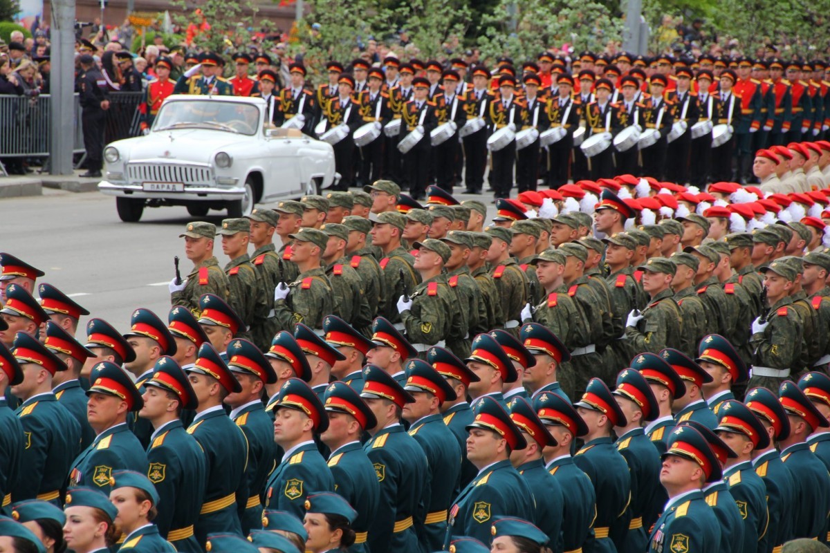 В Донецке прошел военный парад в честь 76-летия Победы
