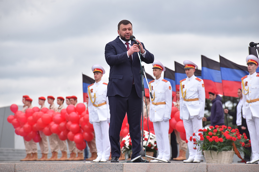 «Пока у нас есть возможность общаться с живой историей, давайте это ценить»: Денис Пушилин принял участие в митинге в честь Дня Победы