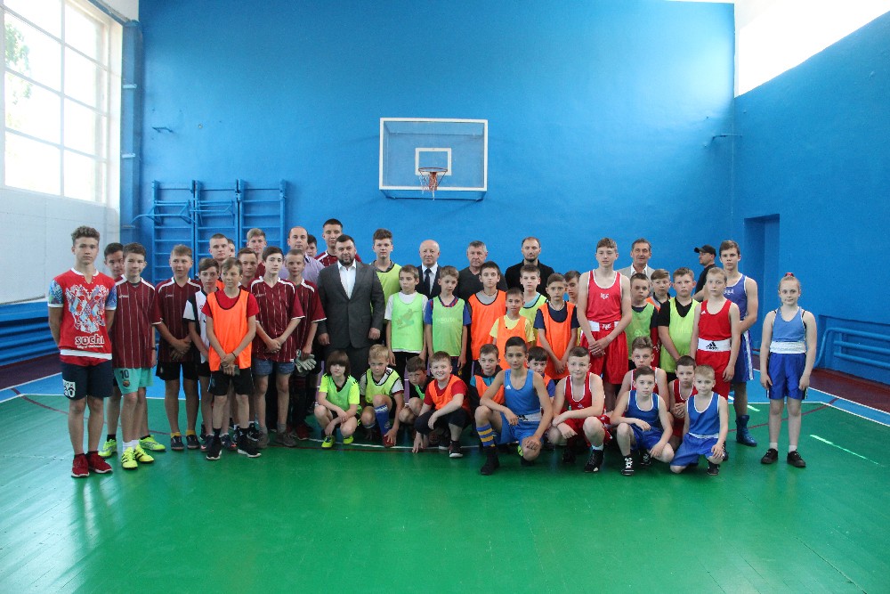 Денис Пушилин посетил отремонтированную спортивную школу в Новоазовске