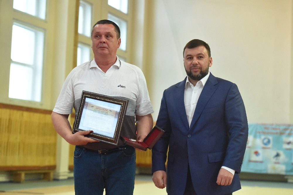 «Донбасс себя еще покажет»: Денис Пушилин вручил награды ведущим спортсменам и тренерам