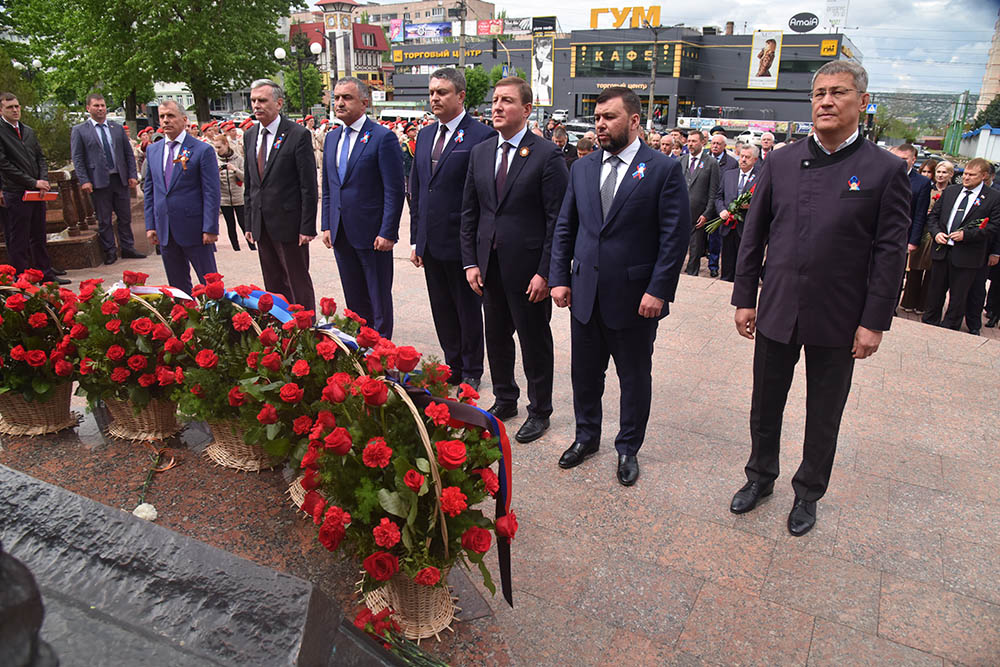 Денис Пушилин принял участие в возложении цветов к памятнику защитникам Донбасса в Луганске