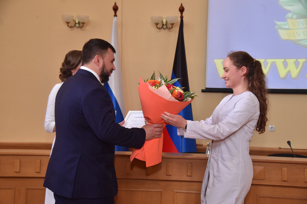 Денис Пушилин вручил сертификаты на премии лучшим студентам медуниверситета