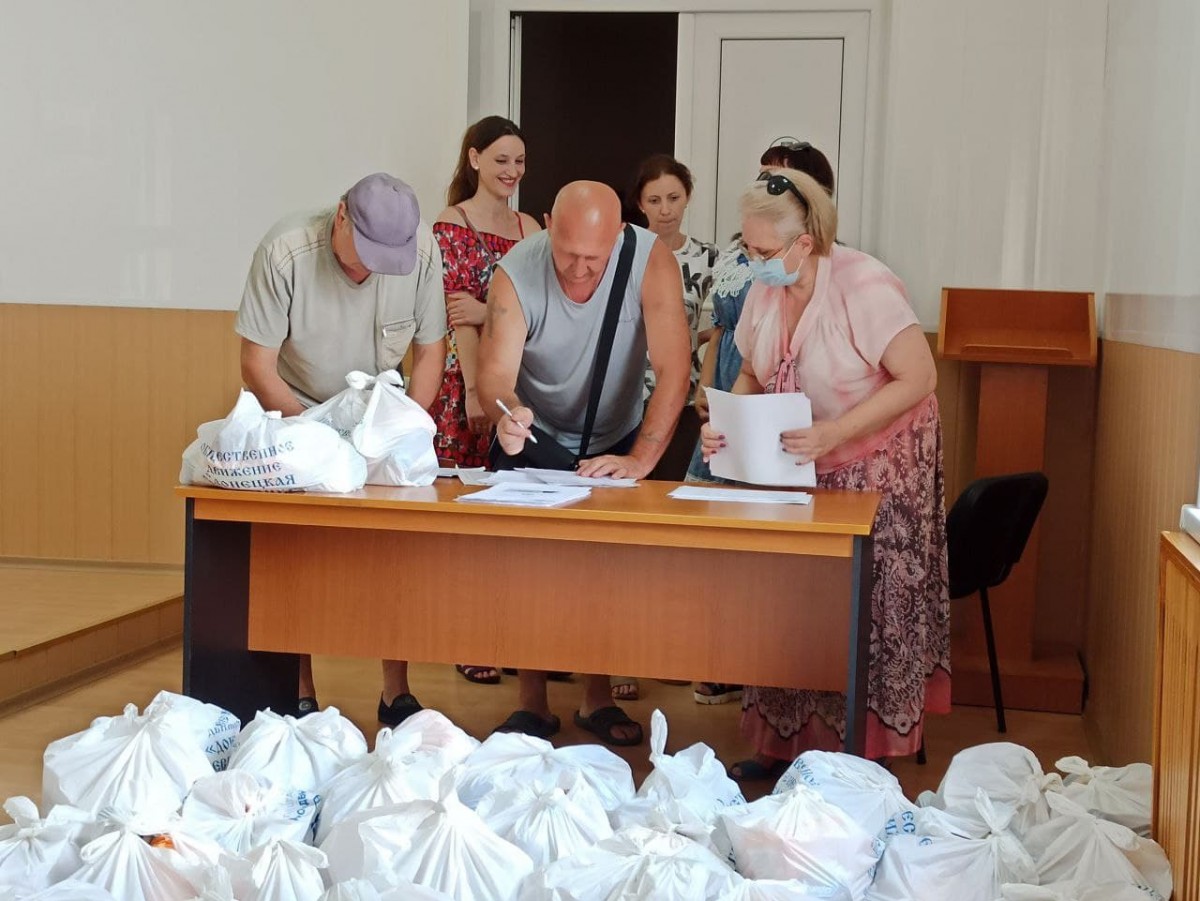 Металлурги Докучаевска получили гуманитарную помощь