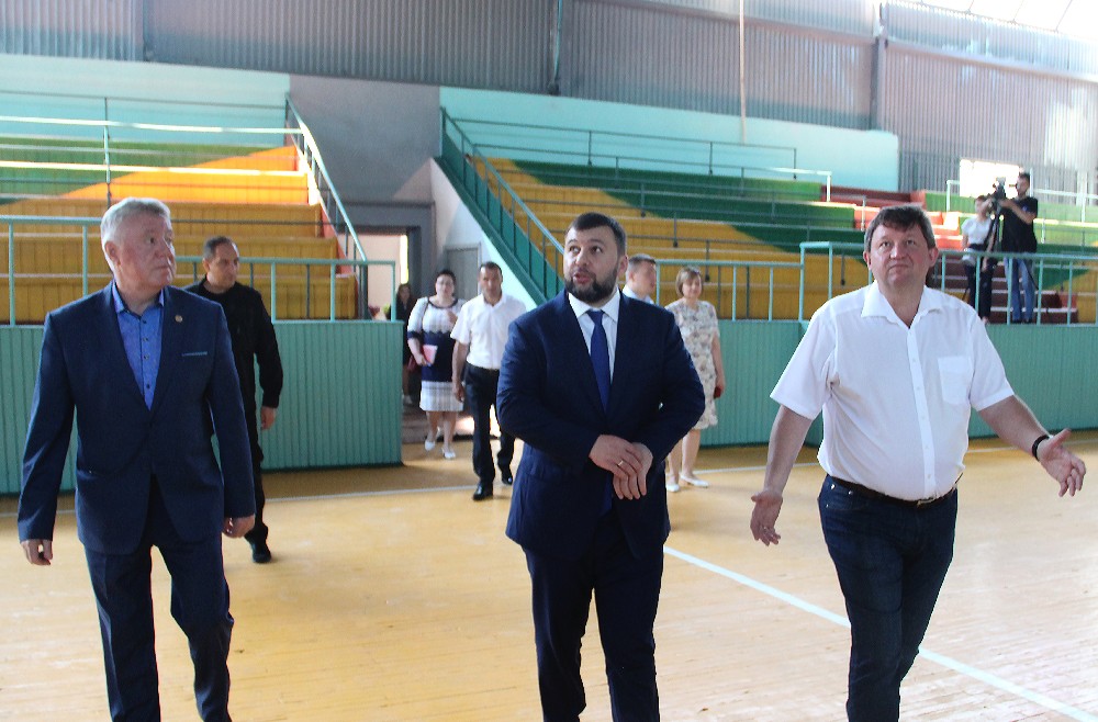 «Нужно довести дело до конца»: Денис Пушилин проинспектировал ход восстановления спорткомплекса в городе Ждановка