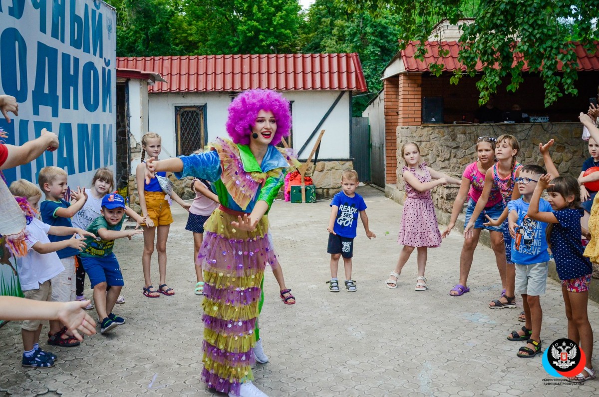 Дети из прифронтовых районов посетили театр кукол