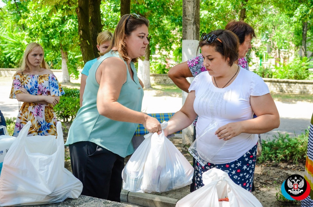 Жители Петровского района Донецка получили гуманитарную помощь