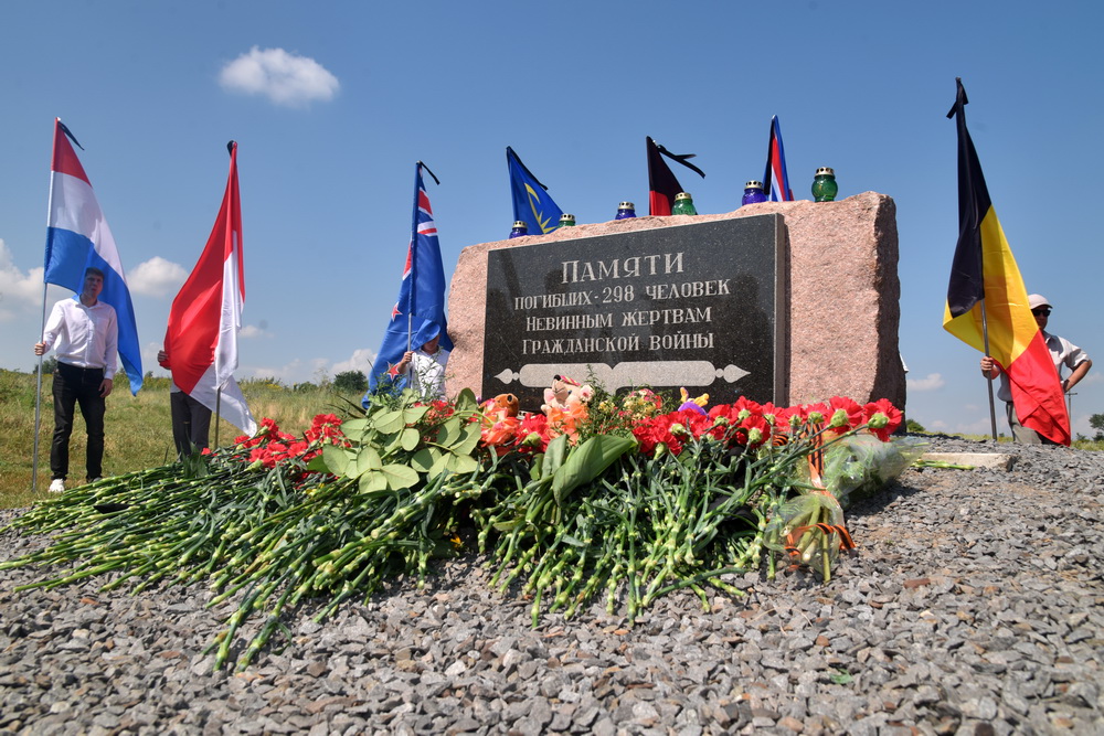 «Нам нечего скрывать, нам нужна правда»: Денис Пушилин почтил память погибших в авиакатастрофе «Боинга-777»