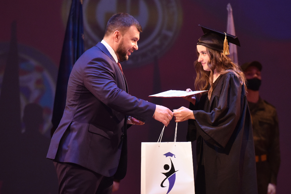 «Молодые, способные и энергичные специалисты нужны Республике»: Денис Пушилин вручил красные дипломы выпускникам вузов