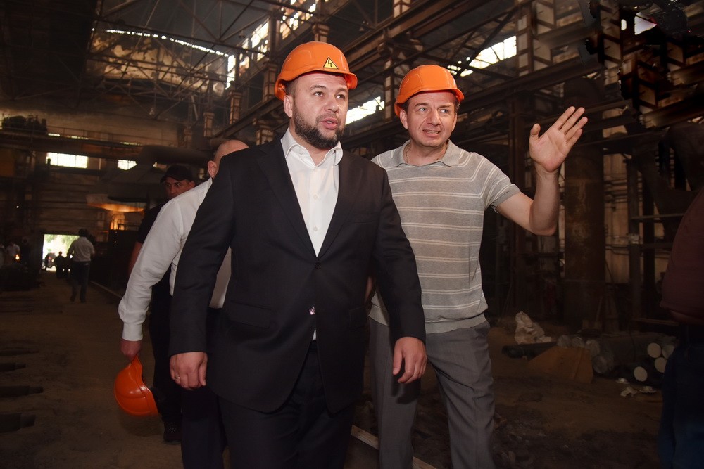 Денис Пушилин посетил Зуевский энергомеханический завод, возобновивший производство после семи лет простоя