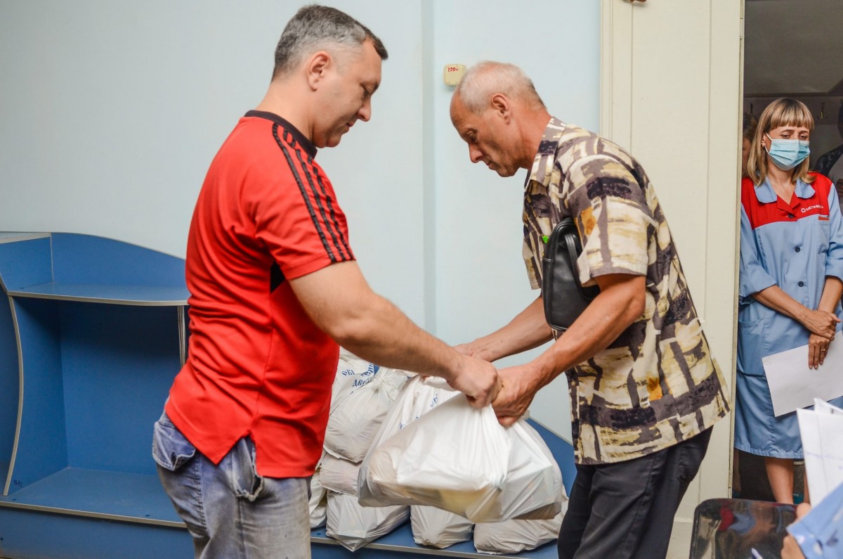 Сотрудникам Комсомольского рудоуправления доставили гуманитарную помощь от общественников