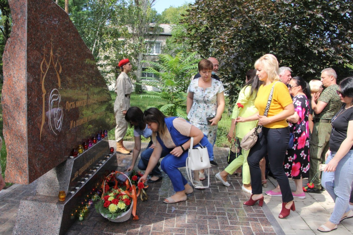 В Ждановке почтили память жертв первых бомбардировок