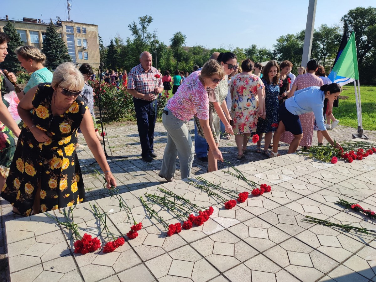 Непокоренные: в Новоазовске отметили годовщину освобождения от ВСУ
