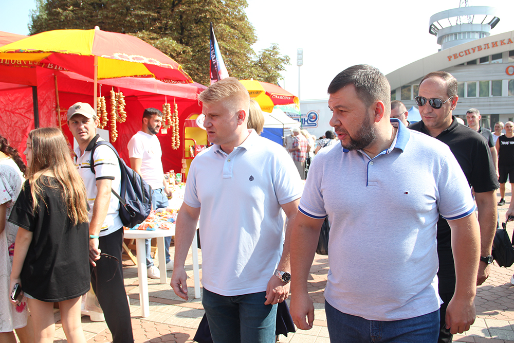 «Востребовано, нужно и выгодно всем»: Денис Пушилин посетил продовольственную ярмарку в Донецке