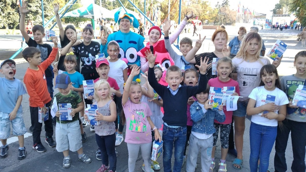 Общественники подарили детям Дебальцево удивительный праздник с Акуна Матата